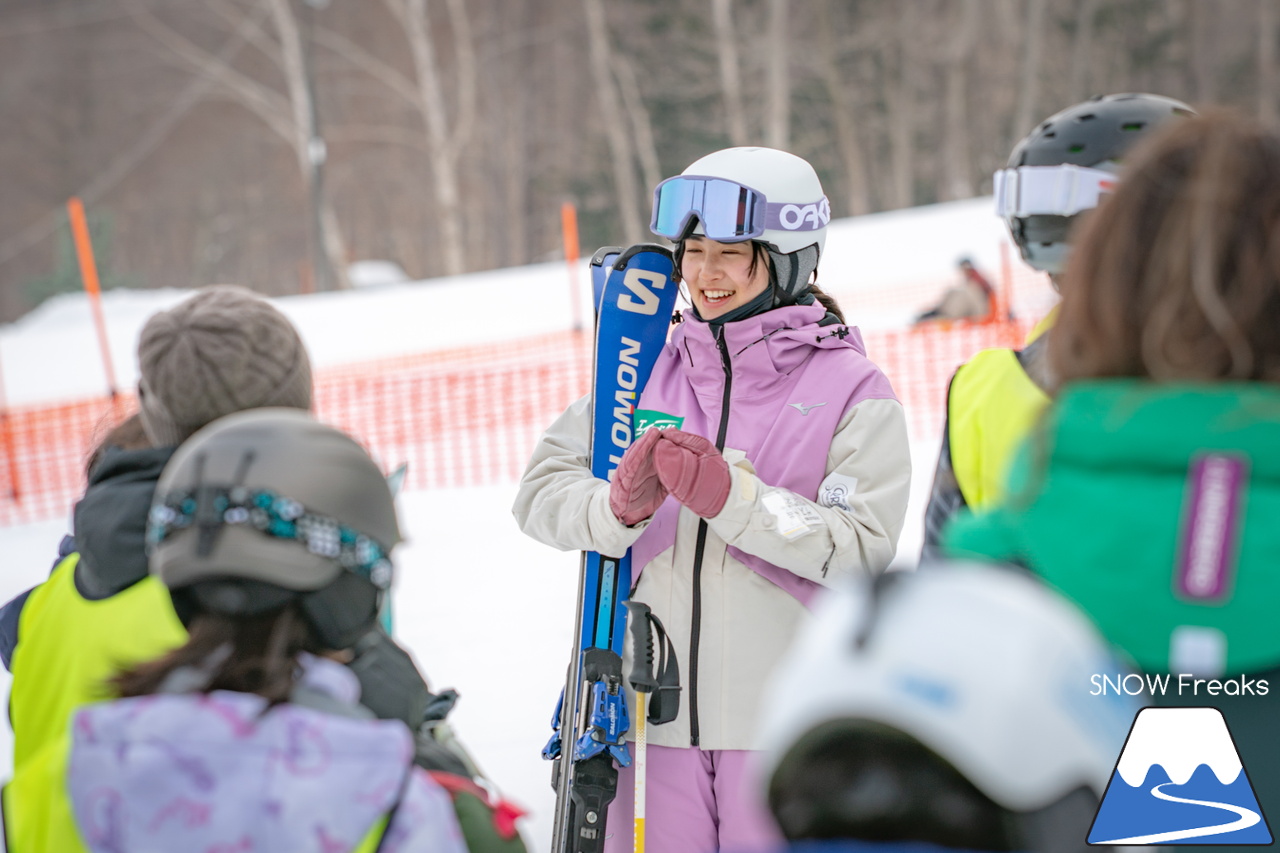 井山敬介さんと秋元日菜子さんのコンビは今年も健在！さらに、サプライズゲストも登場？！憧れのスキーヤーと一緒に雪と戯れ、『いちえ』の美味しいランチをいただく…。夢のようなイベント。めもるホールディングス presents プロスキーヤー・井山敬介さんと行く｜ダイナスティスキーリゾート